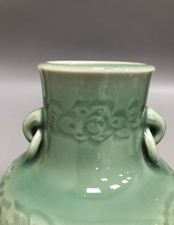 古玩陶瓷日本明治仿龍泉釉刻花鳩耳銜環瓶拍賣,當前價格1500元