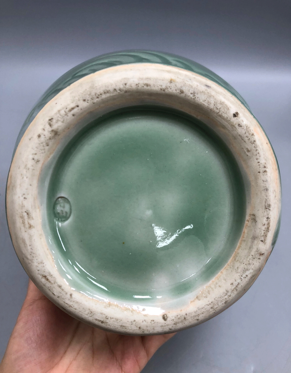 古玩陶瓷日本明治仿龍泉釉刻花鳩耳銜環瓶拍賣,當前價格1500元