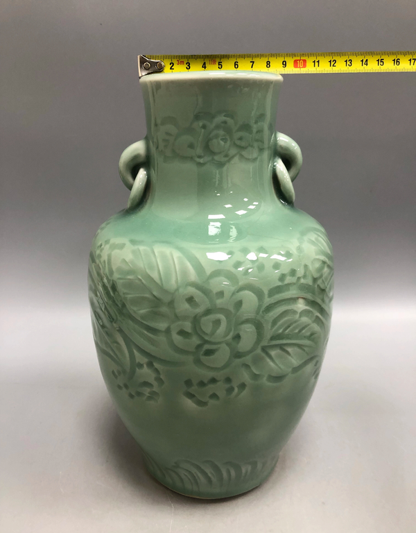 古玩陶瓷日本明治仿龍泉釉刻花鳩耳銜環瓶拍賣,當前價格1500元