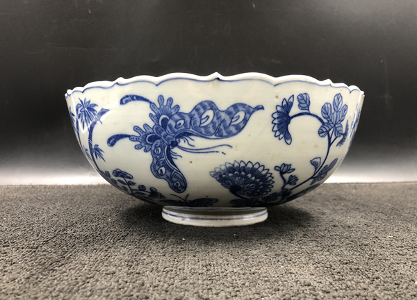 古玩陶瓷上世紀中期成士巖款花蝶紋青花碗拍賣,當前價格400元