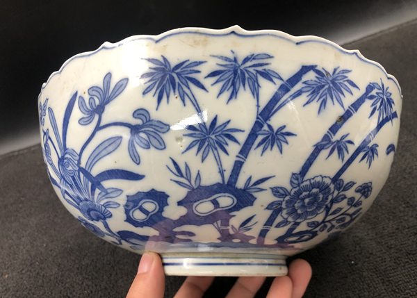 古玩陶瓷上世紀中期成士巖款花蝶紋青花碗拍賣,當前價格400元