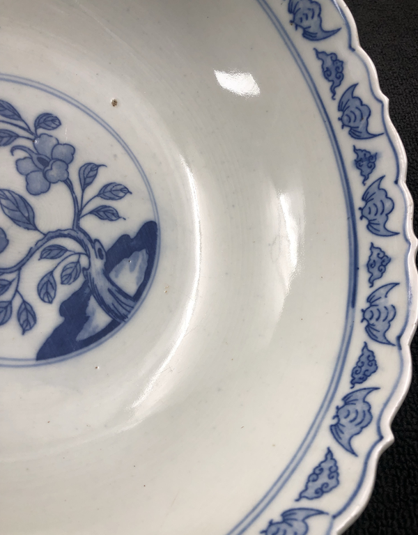 古玩陶瓷上世紀中期成士巖款花蝶紋青花碗拍賣,當前價格400元