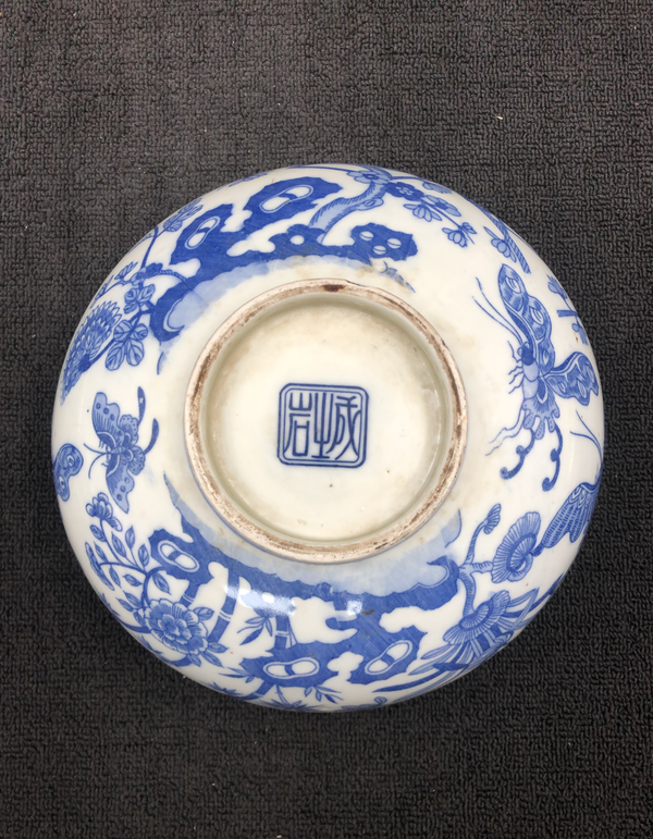 古玩陶瓷上世紀中期成士巖款花蝶紋青花碗拍賣,當前價格400元
