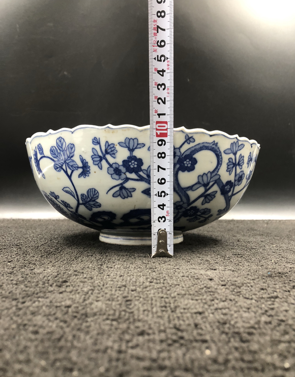 古玩陶瓷上世紀中期成士巖款花蝶紋青花碗拍賣,當前價格400元