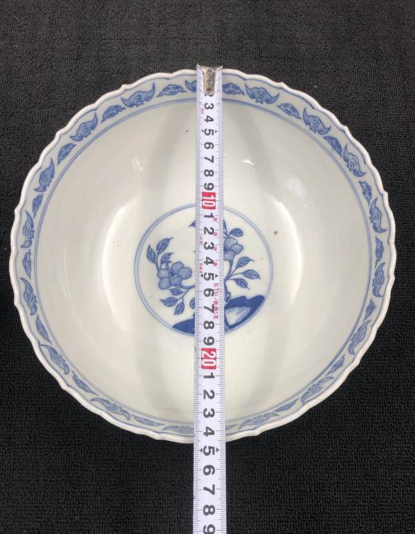 古玩陶瓷上世紀中期成士巖款花蝶紋青花碗拍賣,當前價格400元