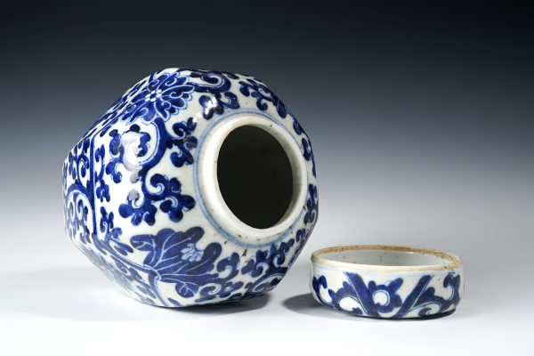 古玩陶瓷晚清·哥釉青花缠枝莲纹八方盖罐拍卖，当前价格5408元