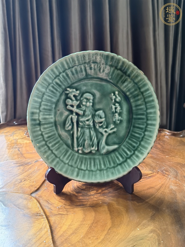 古玩陶瓷創(chuàng)匯·綠釉印壽星人物紋盤真品鑒賞圖