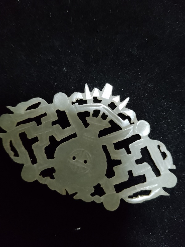 古玩玉器和田玉“萬(wàn)壽”紋花片拍賣(mài),當(dāng)前價(jià)格1600元