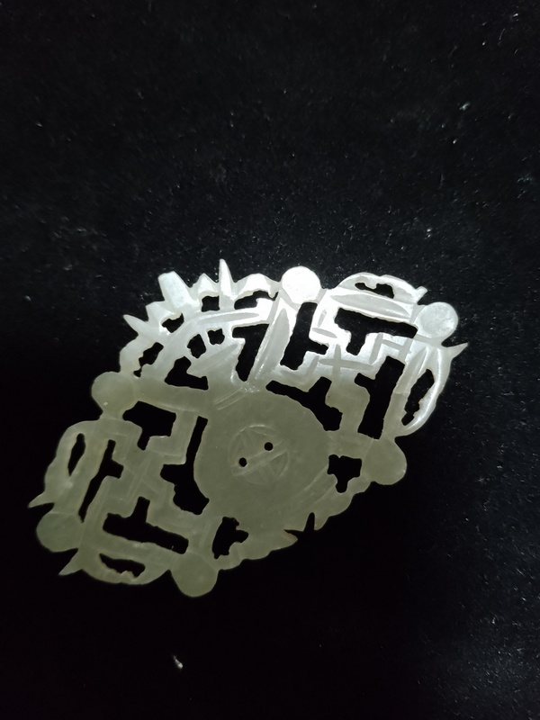 古玩玉器和田玉“萬(wàn)壽”紋花片拍賣(mài),當(dāng)前價(jià)格1600元