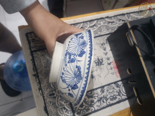 古玩陶瓷民国青花花卉碗真品鉴赏图