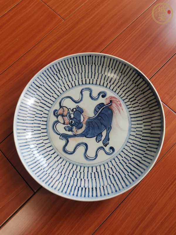 古玩陶瓷青花釉里红狮子滚绣球纹盘真品鉴赏图