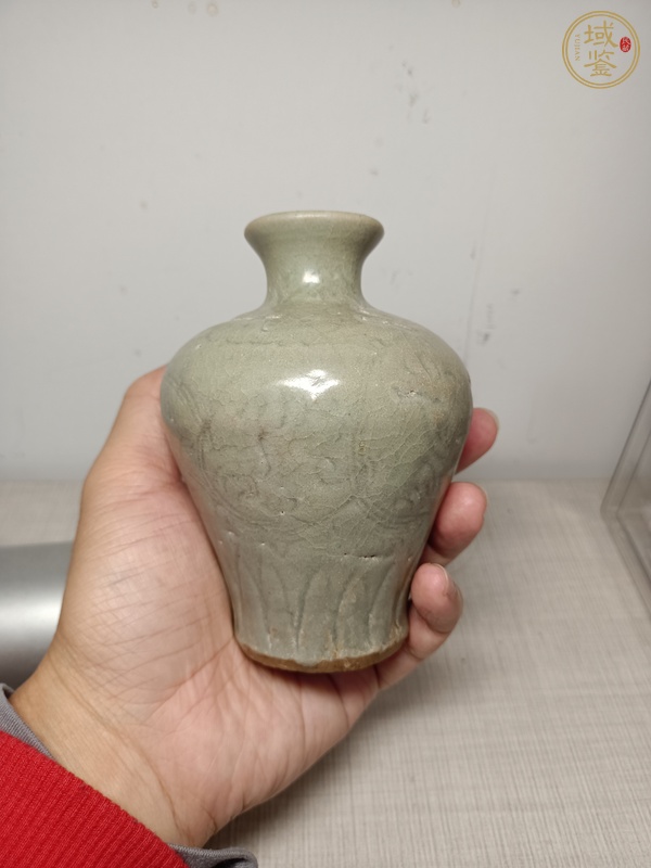 古玩陶瓷龍泉青瓷刻花梅瓶真品鑒賞圖