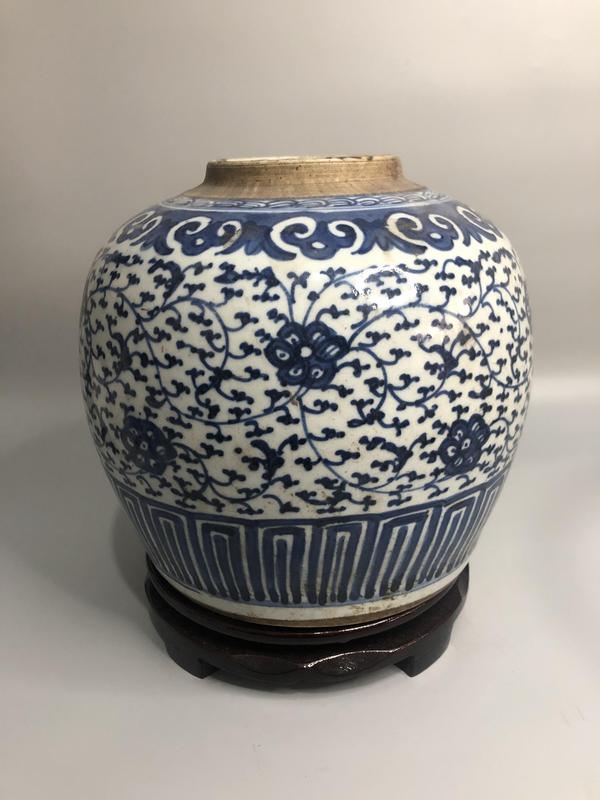 古玩陶瓷清中纏枝花卉紋青花罐拍賣,當前價格1800元