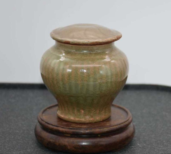 古玩陶瓷元代龍泉青釉荷葉錢罐拍賣,當前價格6000元