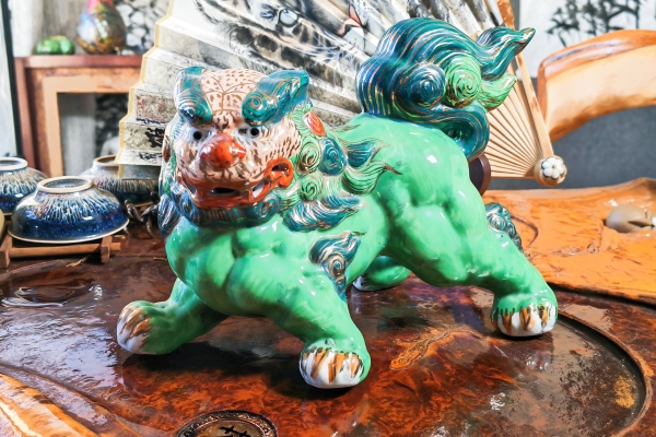 古玩陶瓷民国晚期 描金彩瓷狮子瓷塑拍卖，当前价格678元