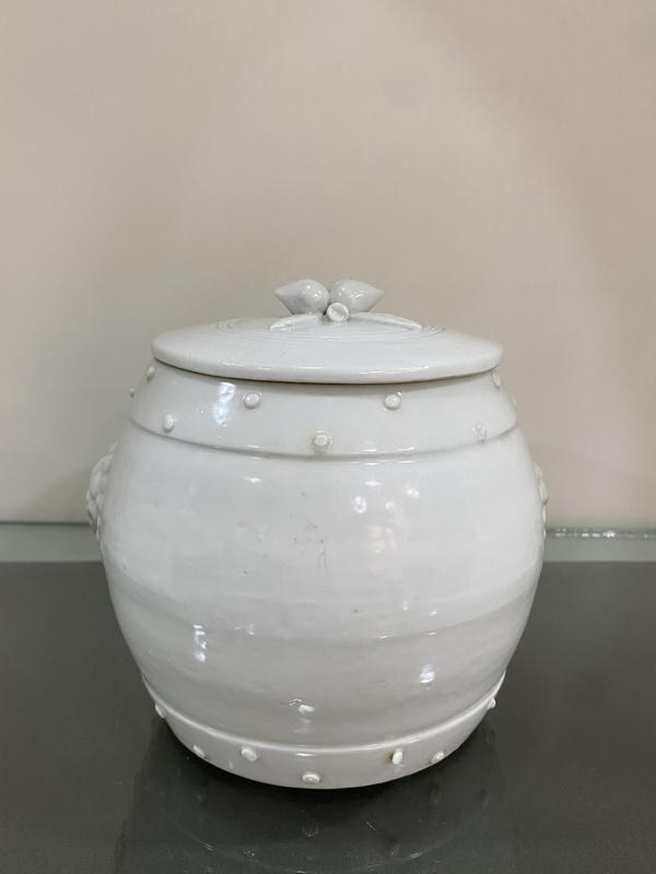古玩陶瓷清末民國德化窯白釉雙鋪首梅紋蓋罐拍賣,當(dāng)前價格655元