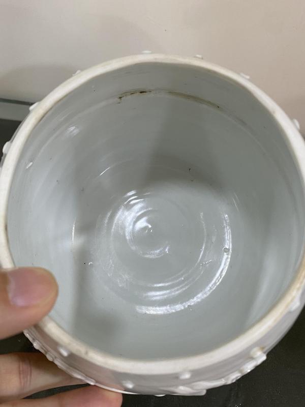 古玩陶瓷清末民國德化窯白釉雙鋪首梅紋蓋罐拍賣,當(dāng)前價格655元