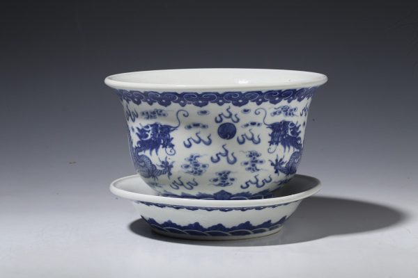 古玩陶瓷晚清民国·青花双龙戏珠花盆（带托）拍卖，当前价格20552元