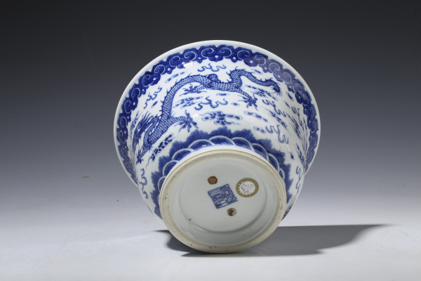 古玩陶瓷晚清民国·青花双龙戏珠花盆（带托）拍卖，当前价格20552元