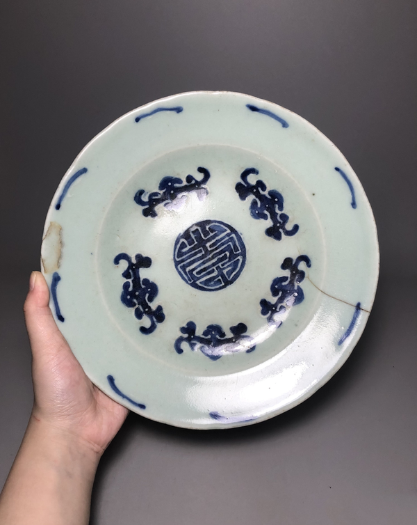 古玩陶瓷【清中】成化年制款豆青釉青花五福同寿盘拍卖，当前价格0元
