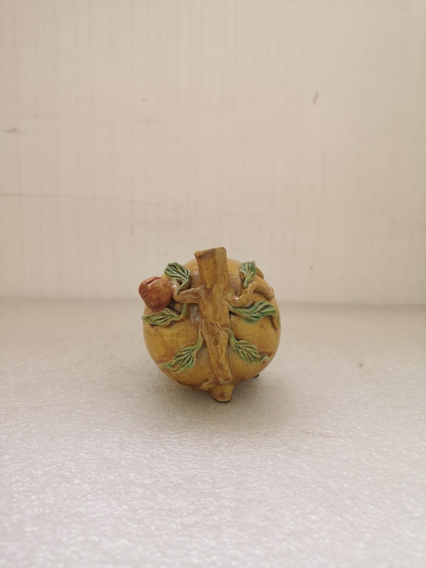 古玩陶瓷素三彩桃型水滴拍賣,當前價格480元