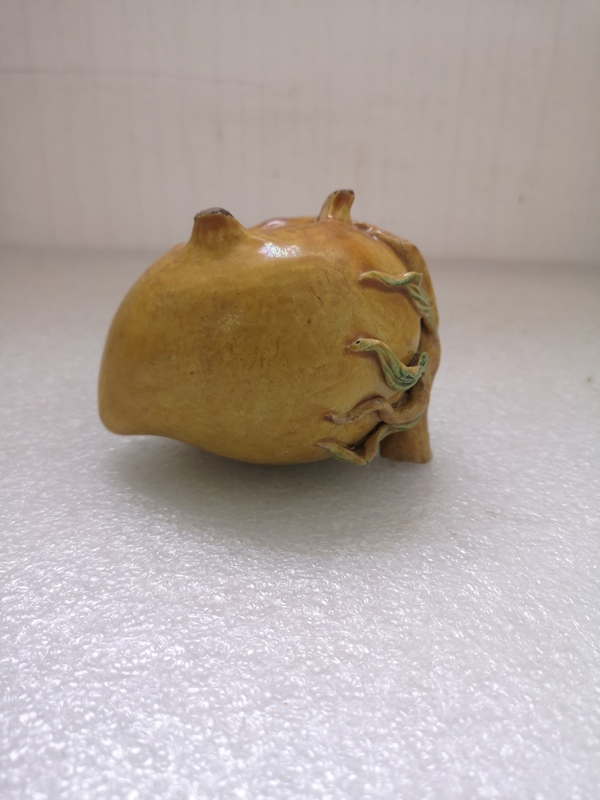 古玩陶瓷素三彩桃型水滴拍賣,當前價格480元