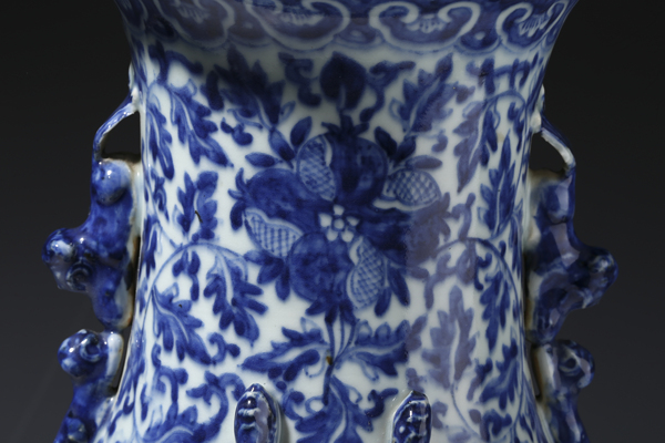 古玩陶瓷清中·青花纏枝花果紋獅耳瓶拍賣,當(dāng)前價格18000元
