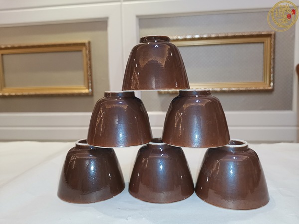 古玩瓷器外紫金釉内青花鱼藻纹杯真品鉴赏图