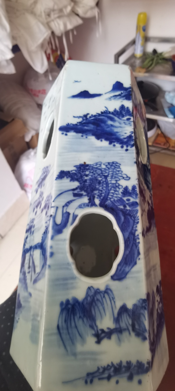 古玩陶瓷晚清青花山水人物紋鏤空六方帽筒拍賣，當(dāng)前價格8000元