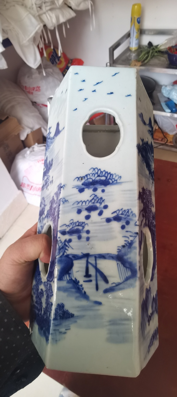 古玩陶瓷晚清青花山水人物紋鏤空六方帽筒拍賣,當前價格8000元