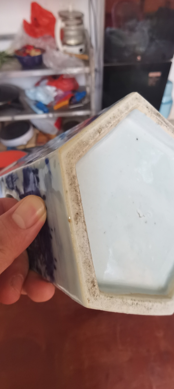 古玩陶瓷晚清青花山水人物紋鏤空六方帽筒拍賣，當(dāng)前價格8000元