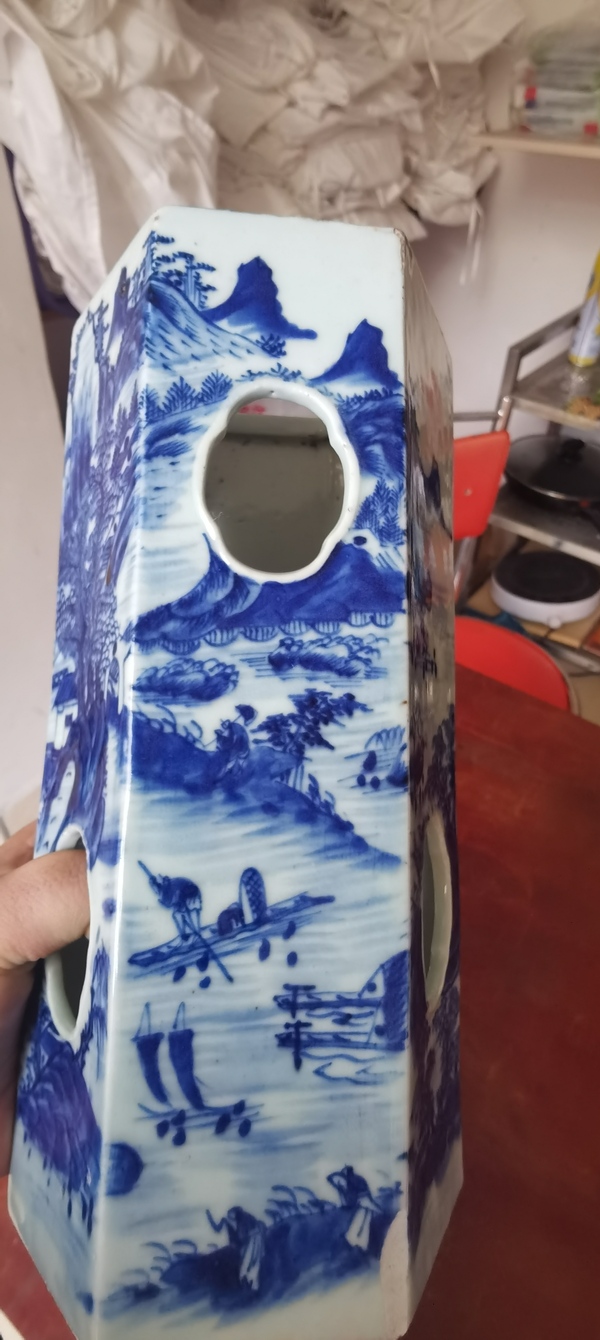 古玩轉(zhuǎn)賣(mài)晚清青花山水人物紋鏤空六方帽筒拍賣(mài)，當(dāng)前價(jià)格900元