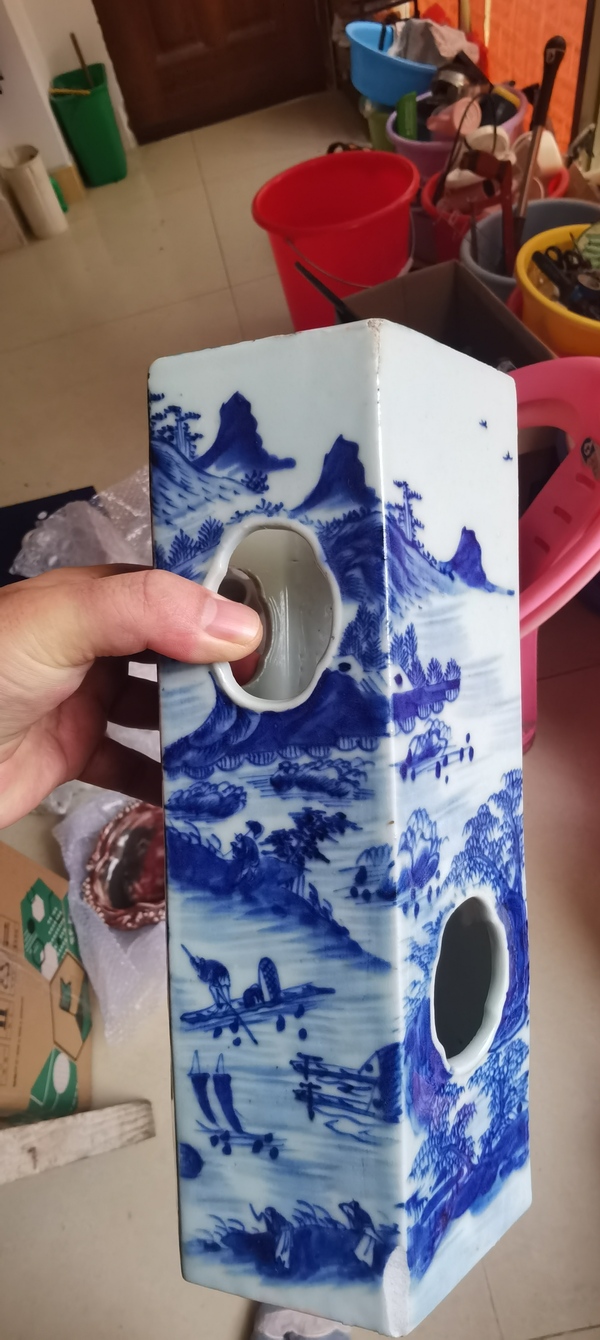 古玩陶瓷晚清青花山水人物紋鏤空六方帽筒拍賣,當前價格8000元