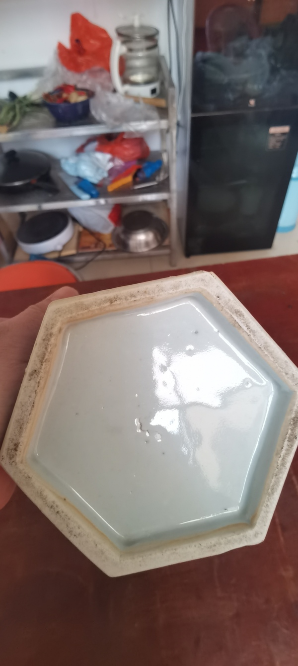 古玩陶瓷晚清青花山水人物紋鏤空六方帽筒拍賣，當(dāng)前價格8000元
