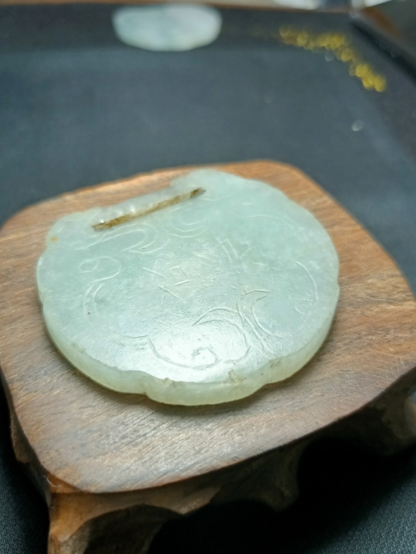 古玩玉器清代冰糯种翡翠“三多九如”翠锁拍卖，当前价格2500元