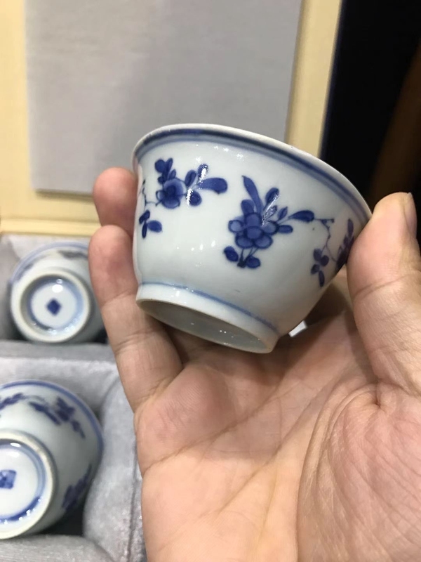 古玩陶瓷送禮佳品-康熙青花三多花卉紋杯碟套裝拍賣，當前價格8600元