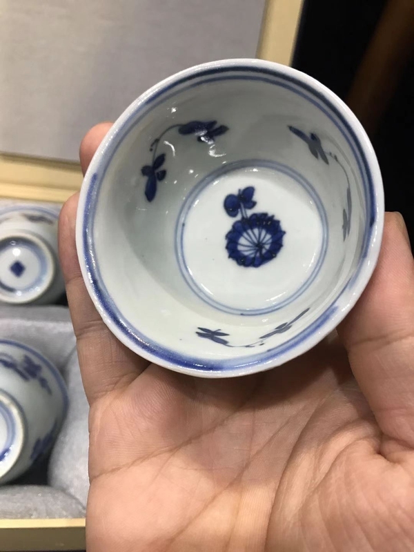 古玩陶瓷送禮佳品-康熙青花三多花卉紋杯碟套裝拍賣，當前價格8600元