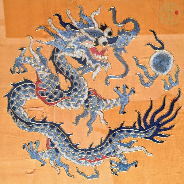 古玩雜項(xiàng)團(tuán)龍海水紋刺繡掛屏 真品鑒賞圖