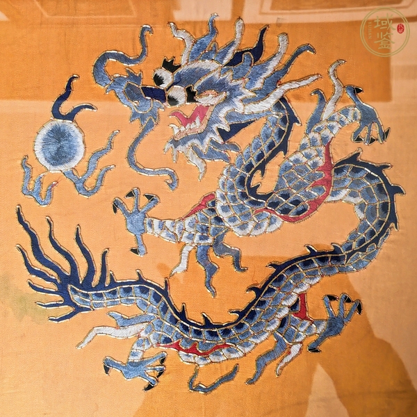 古玩雜項(xiàng)團(tuán)龍海水紋刺繡掛屏 真品鑒賞圖