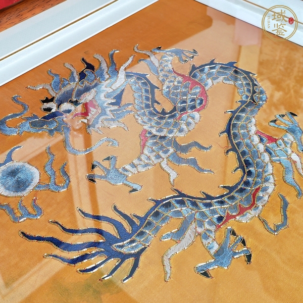 古玩雜項(xiàng)團(tuán)龍海水紋刺繡掛屏 真品鑒賞圖