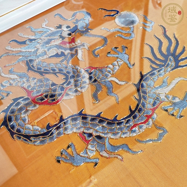 古玩雜項(xiàng)團(tuán)龍海水紋刺繡掛屏 真品鑒賞圖