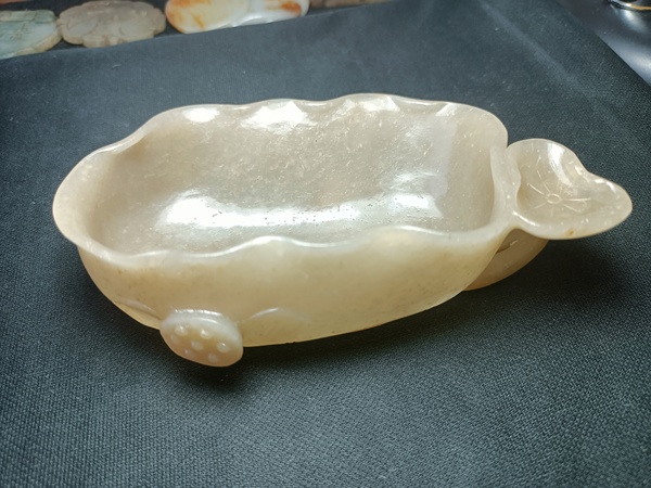 古玩玉器清代和田玉籽料蓮荷紋筆洗拍賣,當前價格13000元