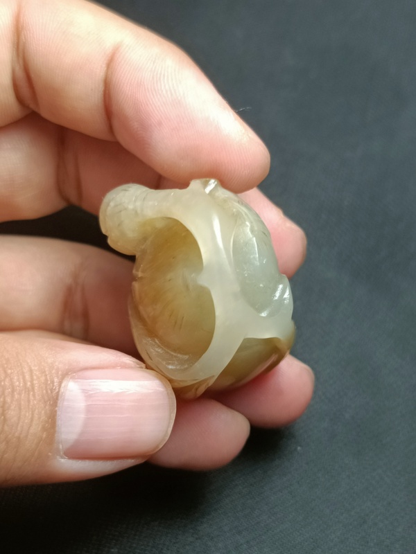 古玩玉器清代和田玉俏色立体雕刻瓜果拍卖，当前价格2000元