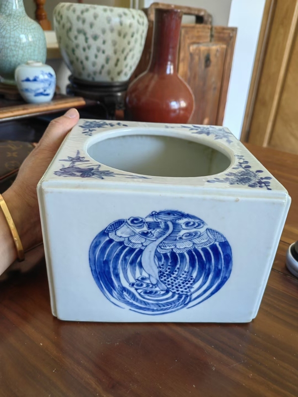 古玩陶瓷清中期團(tuán)鳳紋花卉紋四方青花水盂拍賣(mài),當(dāng)前價(jià)格36000元