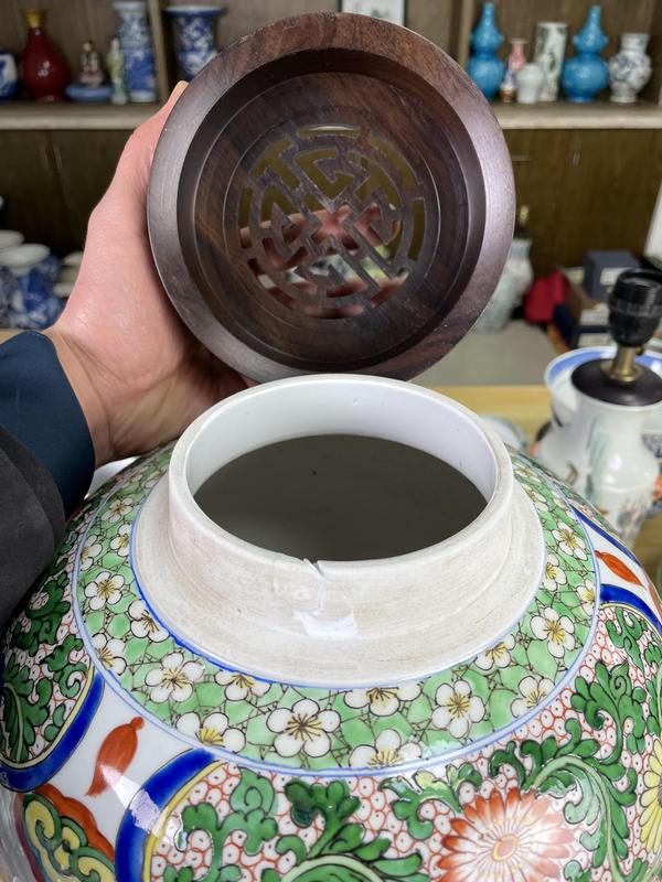 古玩陶瓷清晚期 精品五彩開光洞石花蝶紋大蓋罐拍賣,當前價格6500元
