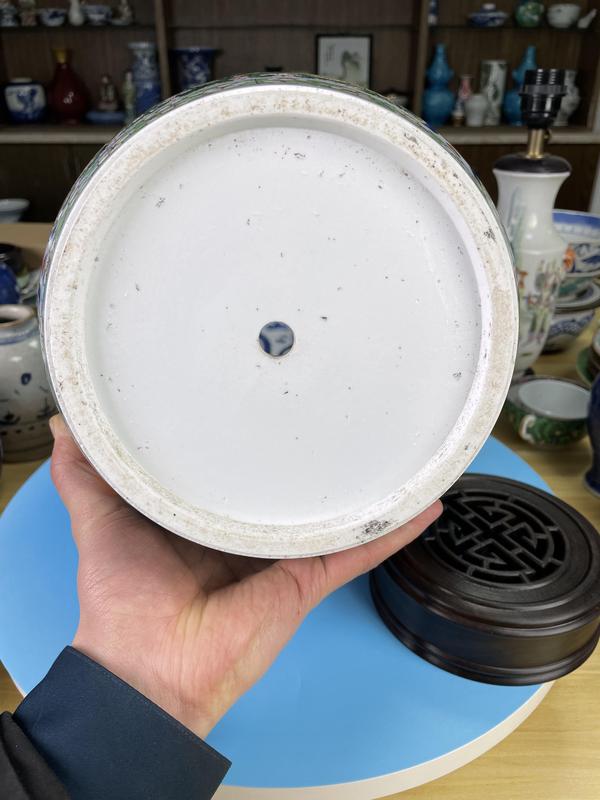 古玩陶瓷清晚期 精品五彩開光洞石花蝶紋大蓋罐拍賣,當前價格6500元