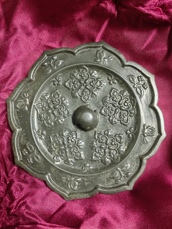 古玩轉(zhuǎn)賣(mài)唐代八角團(tuán)花鏡拍賣(mài)，當(dāng)前價(jià)格1200元