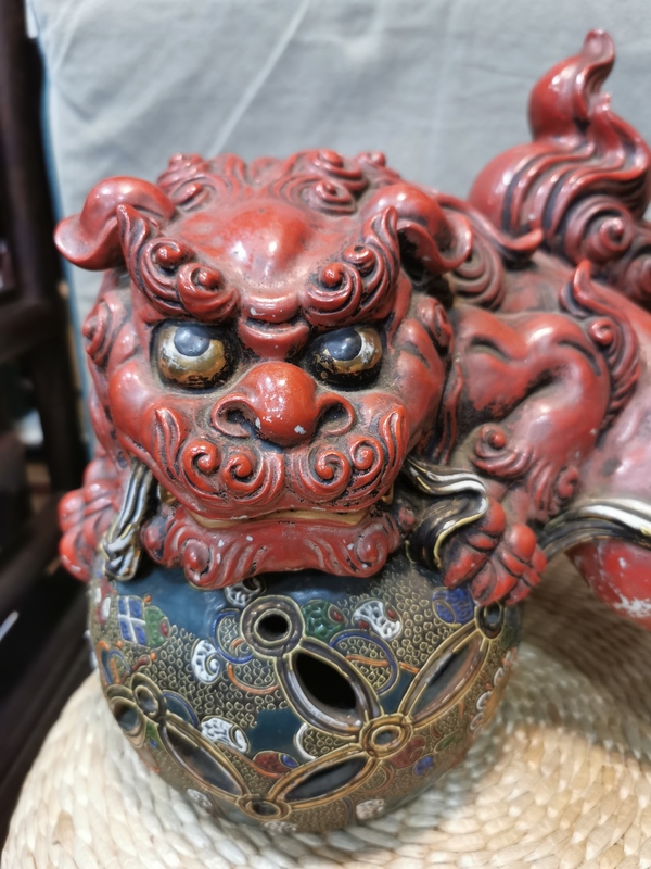 古玩陶瓷上世紀晚期飄帶繡球獅子塑像拍賣,當前價格9008元