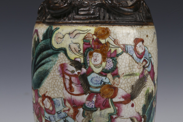 古玩陶瓷晚清·哥釉五彩刀马人物纹兽耳瓶拍卖，当前价格3192元