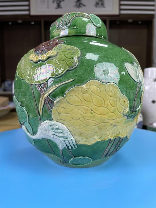 古玩陶瓷清晚期 極品素三彩堆塑一路連科紋大蓋罐拍賣,當前價格4500元